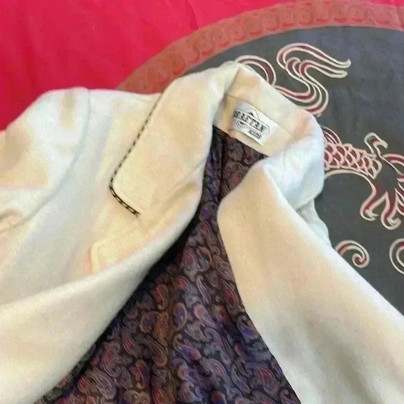 Vintage 80% wool coat. Made in the USA. Size medium. - Picture 13 of 15